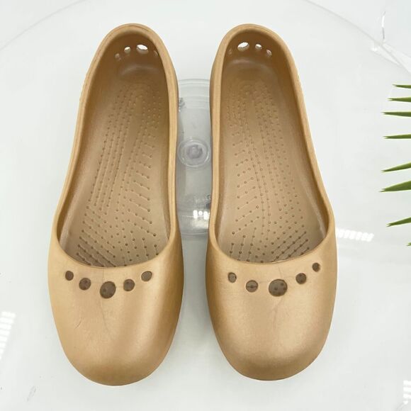 Crocs Women's Prima Flats Size 9 Slip On Gold Rubber Slingback Comfy Beach Pool - Picture 1 of 11